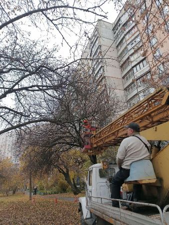 Фахівці «Міськсвітла» лагодять освітлення в Немишлянському районі Харкова